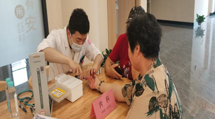炎炎夏日送清凉，关爱老年人健康义诊活动进社区
