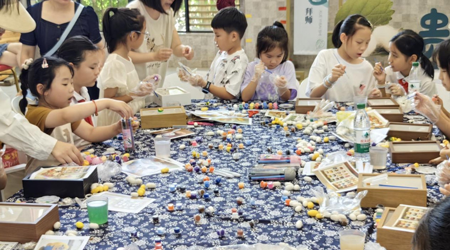 当千年蚕茧遇上黑科技  这场青少年研学把蚕丝玩出花